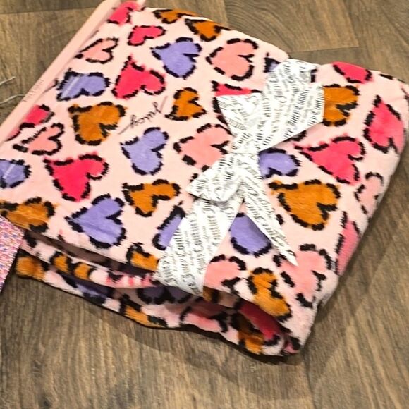 Juicy Couture Home Plush Heart Printed Throw Blanket - Picture 4 of 7